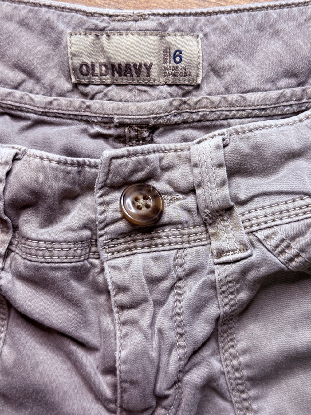 Y2K Old Navy Cargo Capris - Picture 2 of 4